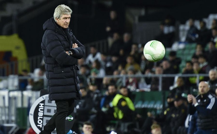 Manuel Pellegrini fue criticado por hinchas del Betis tras caer por la Conference League: 