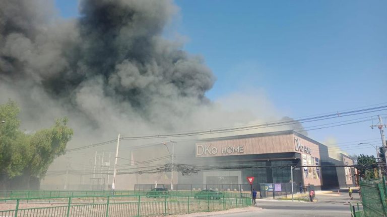 Incendio afecta bodega en Conchalí: Captan columna de humo en distintos sectores de Santiago