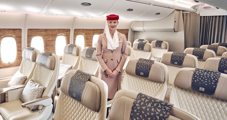 Aerolínea Emirates busca trabajadores en Chile con sueldo de casi $3 millones: Estos son los requisitos