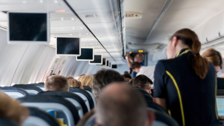 Hasta $2,7 millones: Aerolíneas ofrecen 50 ofertas de trabajo en Chile y te contamos cómo postular