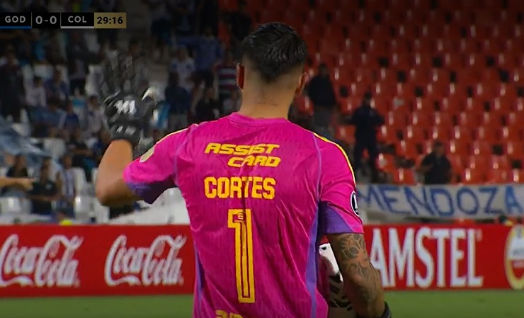 Susto para Colo Colo: Brayan Cortés estuvo atento ante una buena llegada de Godoy Cruz