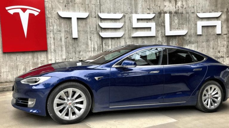 Tesla ofrece ofertas laborales con sueldos de $4 millones: ¿Cómo postular a las vacantes en Chile?