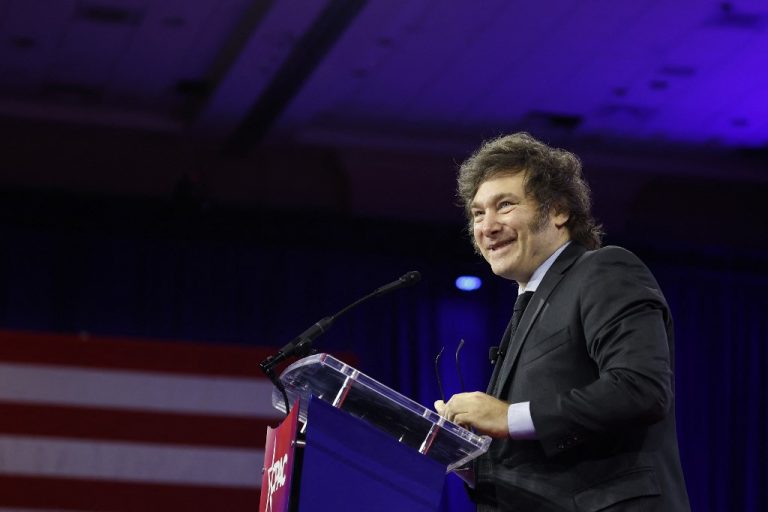 Casi 6 mil chilenos podrían perder gratuidad de estudios en Argentina por iniciativa de Milei