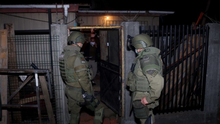 Se encuentra prófugo: Delincuente con amplio prontuario disparó contra Carabineros y con ayuda de su padre logró huir