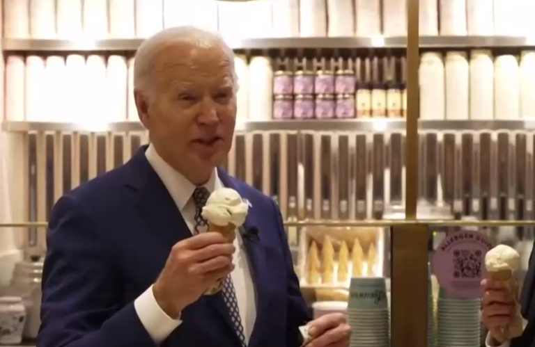 La viralizada imagen de Joe Biden hablando de posible tregua en Gaza mientras come un helado