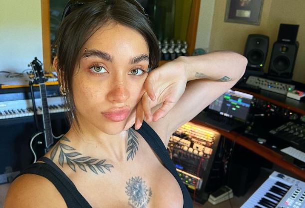 María Becerra sorprendió al tatuarse en Chile antes de show en Viña 2024