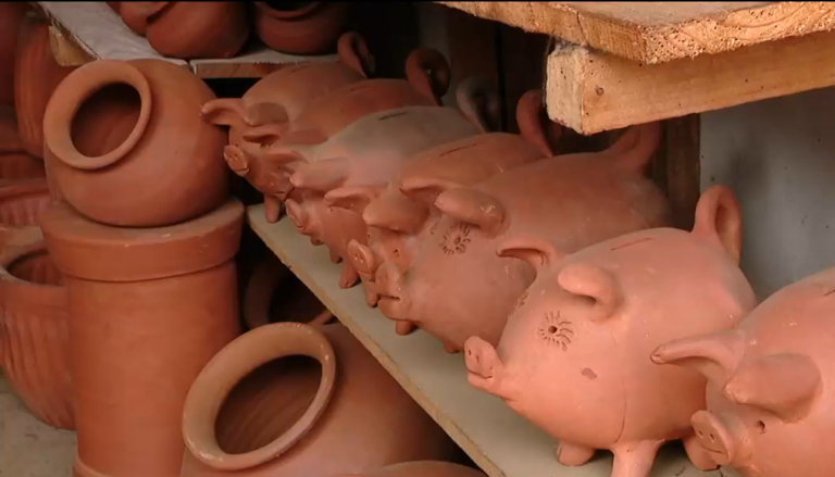 Municipalidad de Melipilla acusa apropiación cultural del chanchito de greda a Casa Ideas