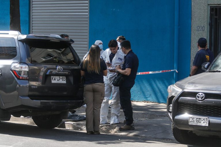 Envuelto en una prenda: Investigan hallazgo de feto en plena calle en Conchalí