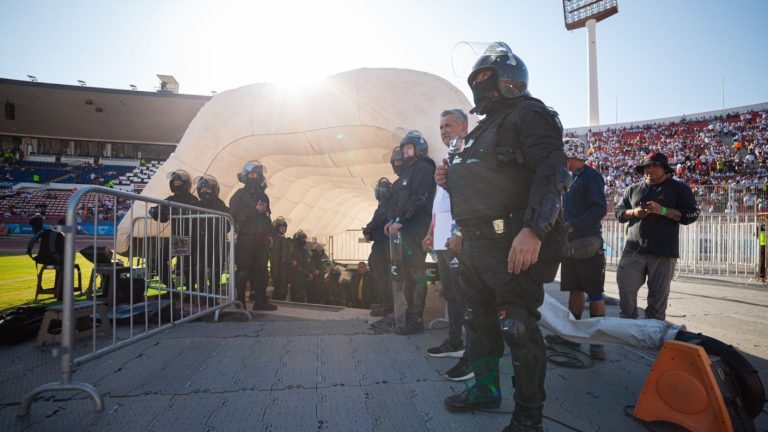 Abucheos y cánticos marcan minuto de silencio para Piñera en partido de Colo Colo y Huachipato