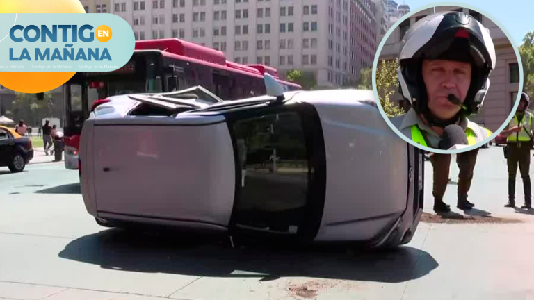 Intentó virar en tercera pista: Auto chocó y volcó frente a la Moneda