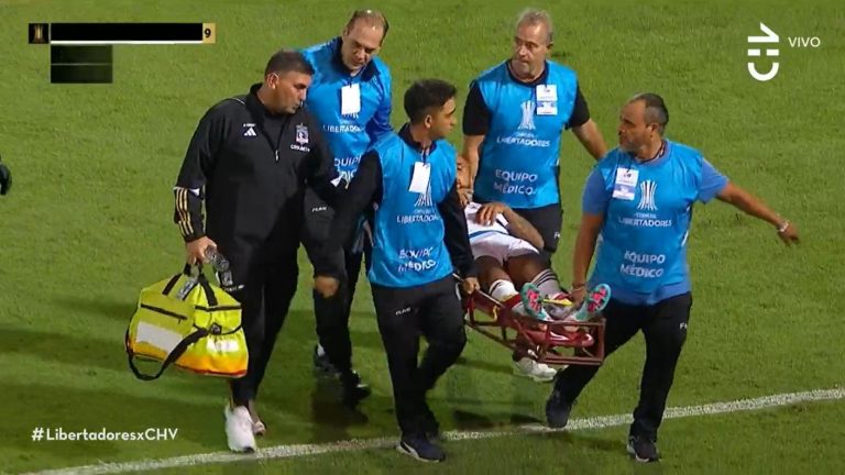 Atención: Arturo Vidal se retiró en camilla en el duelo de Colo Colo con Godoy Cruz