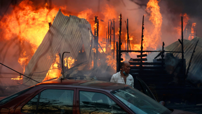 Incendio forestal en Viña del Mar dejó 1.000 casas arrasadas por el fuego en El Olivar