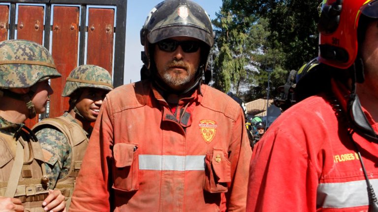 Paul Vásquez se sumó a labor de Bomberos para frenar incendio forestal en El Olivar