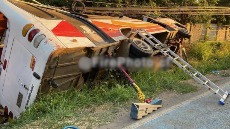 Volcamiento de bus con temporeros en El Monte dejó tres personas fallecidas