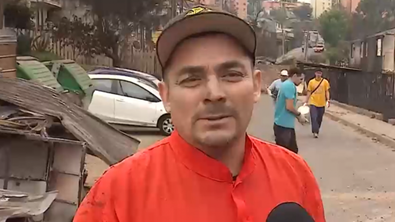 Vio la casa quemada de su papá por TV y viajó desde Europa para ayudar: 