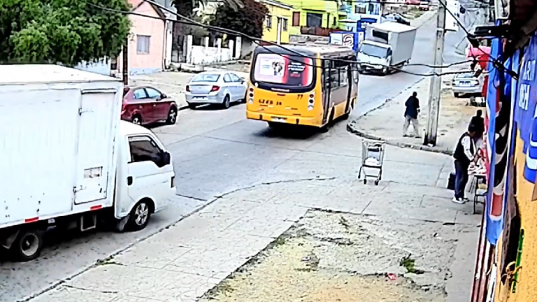 Casi arrasó con micro llena de pasajeros: Impactante accidente de camión en Valparaíso dejó a 4 heridos