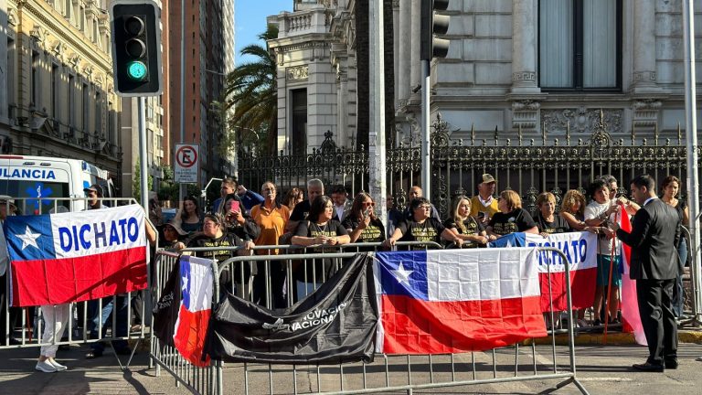 Afectados por el terremoto viajaron desde Dichato a funeral de Sebastián Piñera