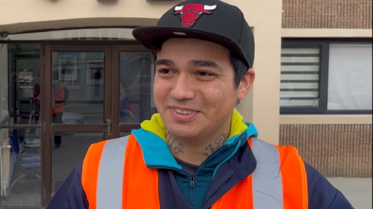 Todo un ejemplo: Joven de Punta Arenas encontró bolso con $27 millones y lo devolvió