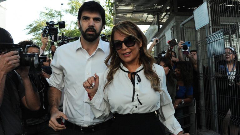 Cathy Barriga pide suspender arresto domiciliario para asistir a sesiones de hipoterapia con su hijo