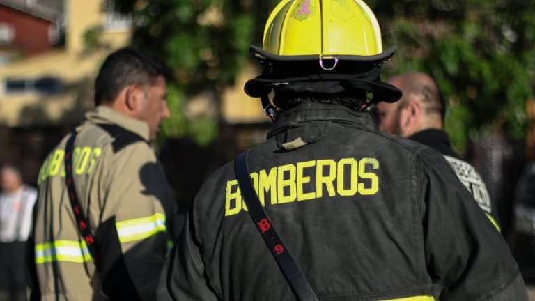 Dos bomberas fueron atropelladas en medio de incendios en San Clemente: Accidente quedó grabado