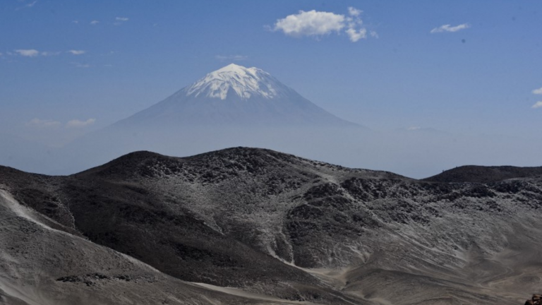 Chileno murió tras caer a un abismo mientras escalaba volcán en Perú