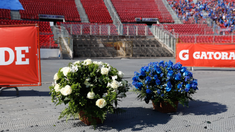 Figuras de la U realizan sentido homenaje en Memorial del Estadio Nacional