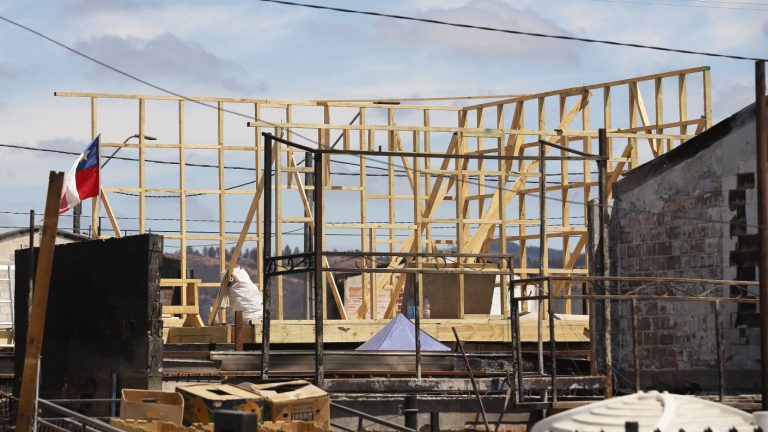 Familias de Quilpué comienzan a recibir viviendas de emergencia tras incendios forestales