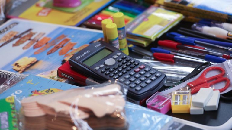Bono Útiles Escolares: Revisa hasta qué curso puedes obtener el kit de Junaeb