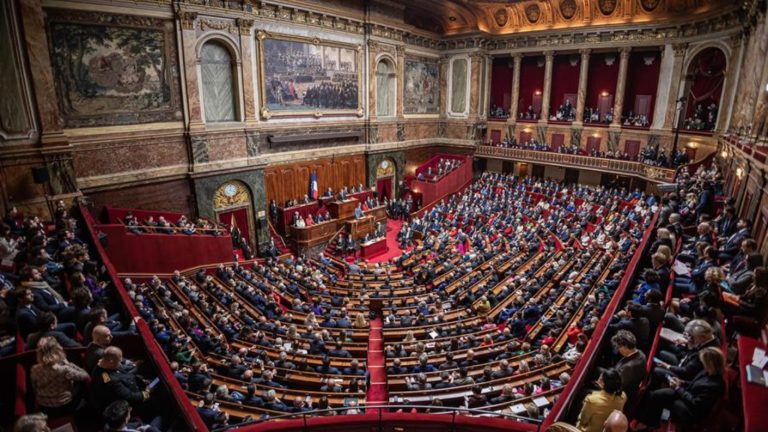 El primer país del mundo en hacerlo: Francia incluye el derecho al aborto en su Constitución
