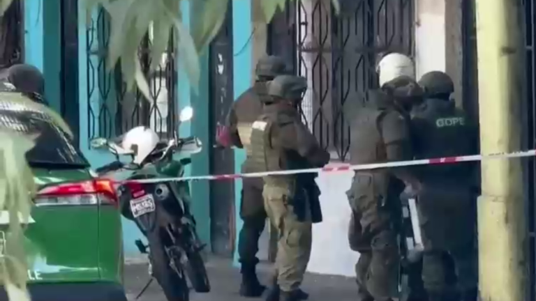 Violenta irrupción armada al interior de cité deja a una persona en riesgo vital en Barrio Yungay