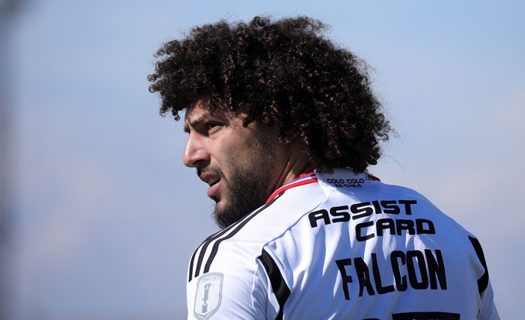 Hinchas de la U explotan contra arbitraje tras manotazo de Maximiliano Falcón: 