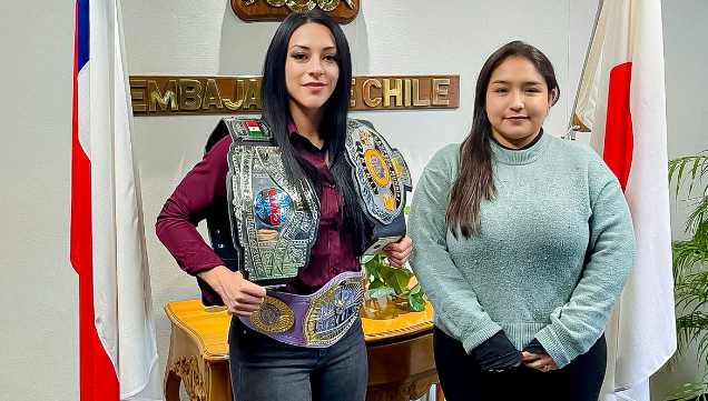 Cónsul chilena en Japón desató ola de críticas por foto con campeona de la Lucha Libre: 