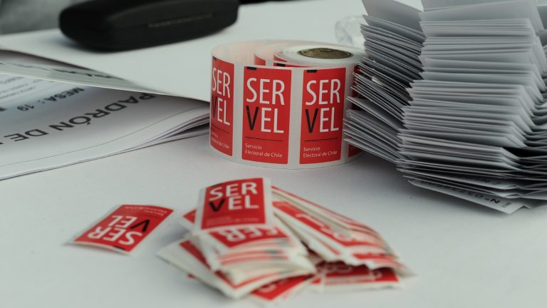 Por regreso del voto obligatorio: Servel propone elecciones en dos días