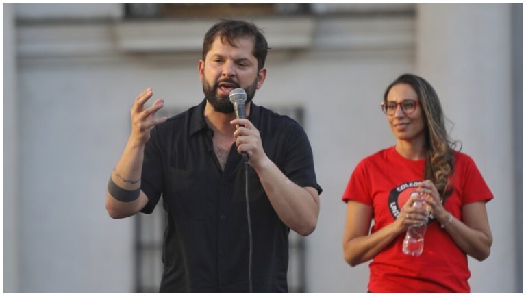 Pdte. Boric sorprendió al sumarse a convocatoria en su apoyo frente a La Moneda