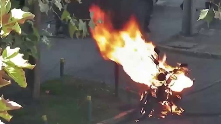 Detienen a conductor que incendió su motocicleta durante fiscalización en Las Condes