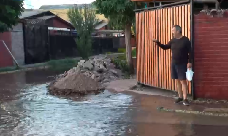 Vecinos de Maipú fueron sorprendidos por rotura de matriz en la madrugada