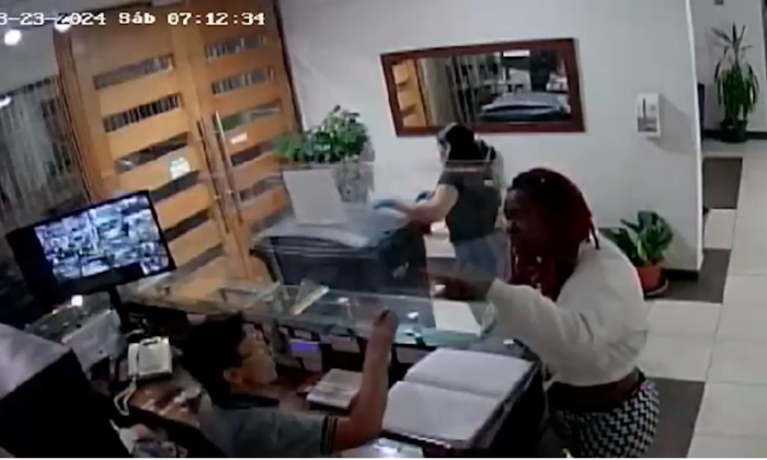 Violenta agresión de mujer a conserje: Habría dejado a sus hijos solos en departamento