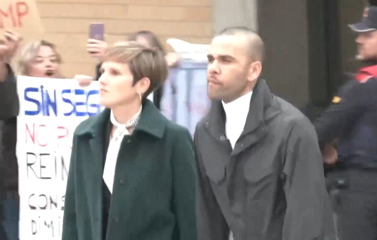 En medio de gritos: El momento en que Dani Alves deja la cárcel en Barcelona