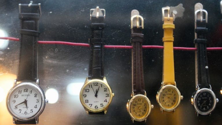 ¿Cuándo se cambia la hora en Chile? Revisa la fecha en que se atrasan los relojes