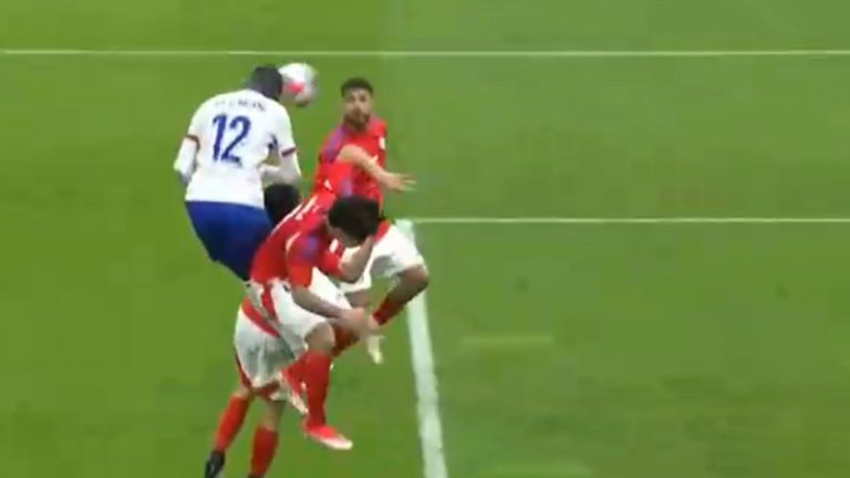 Francia lo dio vuelta ante La Roja: Kolo Muani le ganó a Suazo y Dávila para dejar inmóvil a Bravo