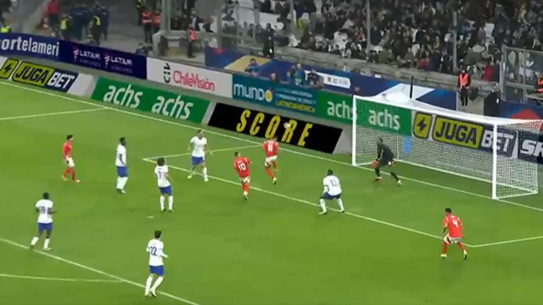 Chile vs Francia: Eduardo Vargas estrelló un potente cabezazo en el vertical y los galos siguen al frente