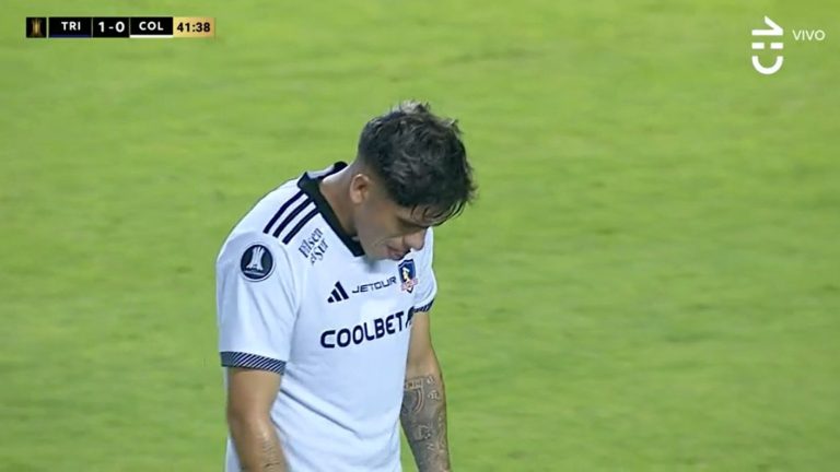 Muy cerca: Carlos Palacios casi empata el partido de Colo Colo ante Trinidense con preciso tiro libre