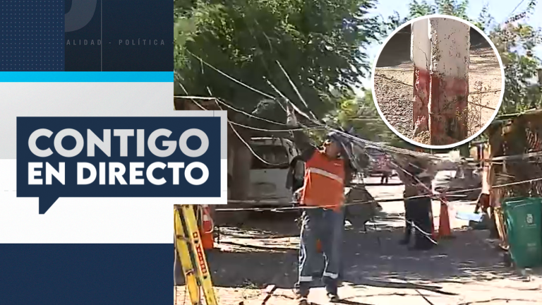 Insólito: Poste de luz se derrumbó sobre una casa por desgaste de material