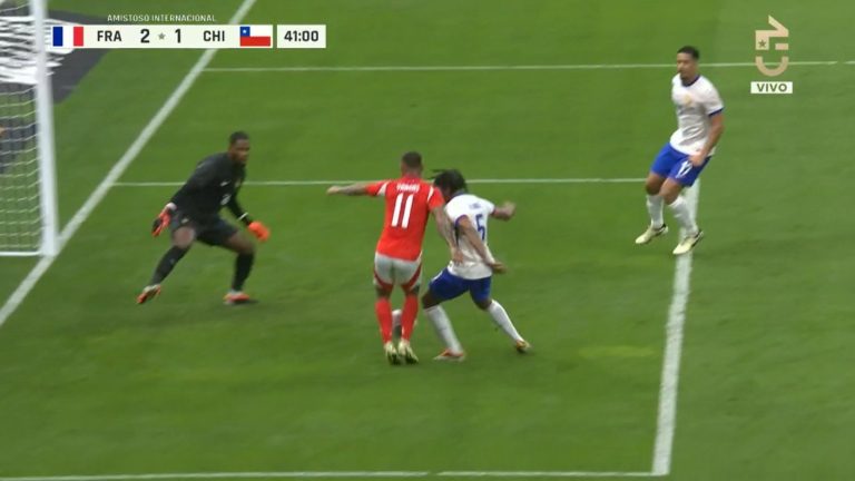 ¡En qué estuvo! Eduardo Vargas no pudo darle el empate a Chile ante Francia en clarísima llegada