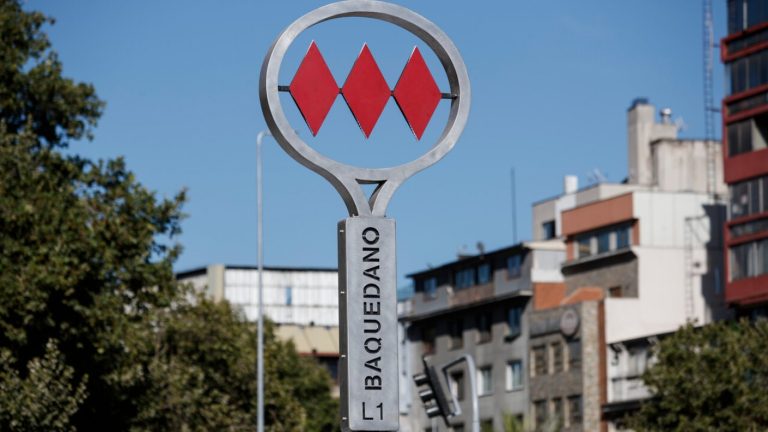 Metro de Santiago cierra cuatro estaciones de la Línea 1 por persona en las vías
