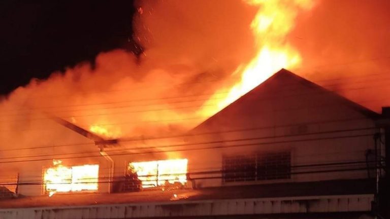Gran incendio en Loncoche dejó dos bomberos heridos: Fuego afectó a cinco locales y una vivienda