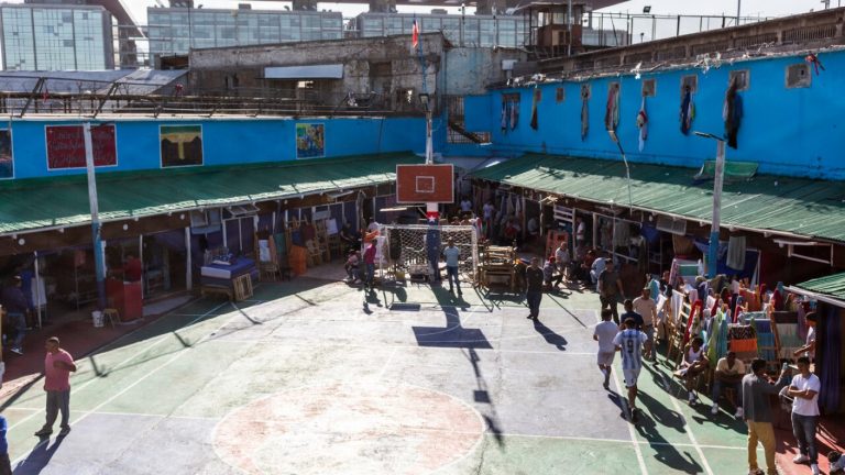 Hasta 120 litros de licor artesanal: Todo lo que encontraron en masivo allanamiento a cárceles de Chile