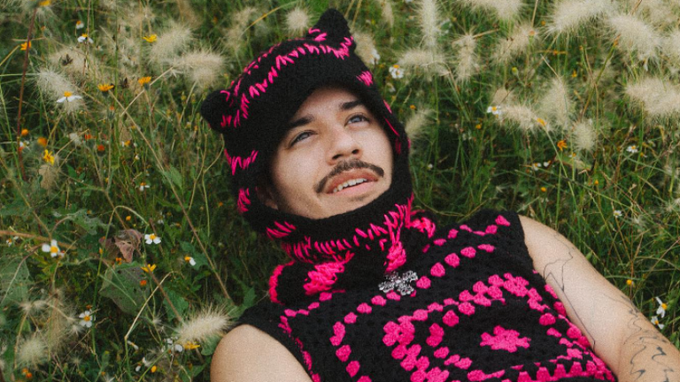 NSQK: Conoce al cantante mexicano que te ayudará a vivir el desamor en Lollapalooza Chile 2024