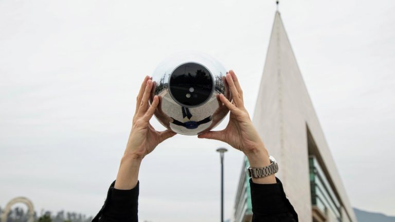 Más de 200 mil chilenos escanearon su iris por dinero a compañía que es suspendida en España