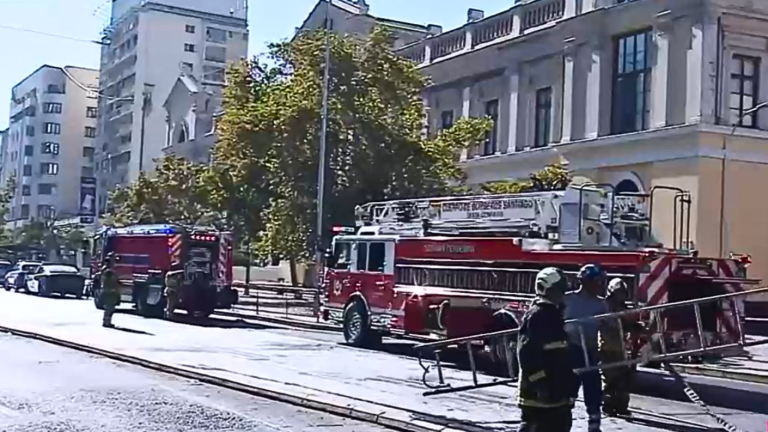 Incendio en centro de Santiago obligó a cortar el tránsito en plena Alameda